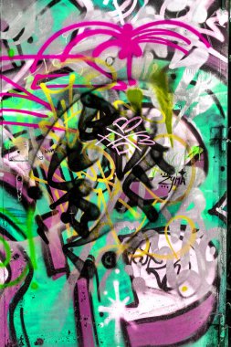 Güzel sokak sanatı grafitileri. Şehrin duvarlarına soyut yaratıcı renkler çiziyor. şehir çağdaş kültürü