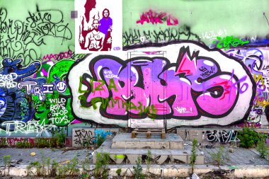 Güzel sokak sanatı grafitileri. Şehrin duvarlarına soyut yaratıcı renkler çiziyor. şehir çağdaş kültürü