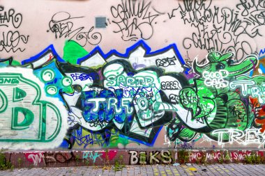 Güzel sokak sanatı grafitileri. Şehrin duvarlarına soyut yaratıcı renkler çiziyor. şehir çağdaş kültürü