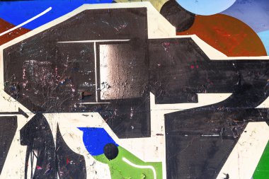 Güzel sokak sanatı grafitileri. Şehrin duvarlarına soyut yaratıcı renkler çiziyor. şehir çağdaş kültürü