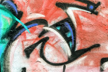 Güzel sokak sanatı grafitileri. Şehrin duvarlarına soyut yaratıcı renkler çiziyor. şehir çağdaş kültürü