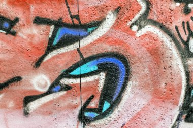 Güzel sokak sanatı grafitileri. Şehrin duvarlarına soyut yaratıcı renkler çiziyor. şehir çağdaş kültürü