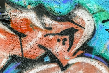 Güzel sokak sanatı grafitileri. Şehrin duvarlarına soyut yaratıcı renkler çiziyor. şehir çağdaş kültürü