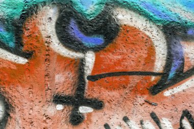 Güzel sokak sanatı grafitileri. Şehrin duvarlarına soyut yaratıcı renkler çiziyor. şehir çağdaş kültürü