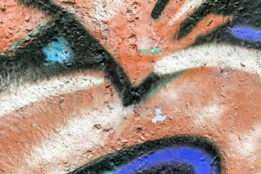 Güzel sokak sanatı grafitileri. Şehrin duvarlarına soyut yaratıcı renkler çiziyor. şehir çağdaş kültürü