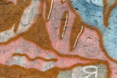 Güzel sokak sanatı grafitileri. Şehrin duvarlarına soyut yaratıcı renkler çiziyor. şehir çağdaş kültürü