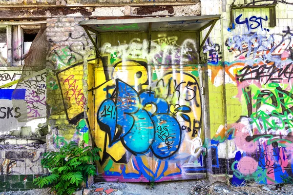 Güzel sokak sanatı grafitileri. Şehrin duvarlarına soyut yaratıcı renkler çiziyor. şehir çağdaş kültürü