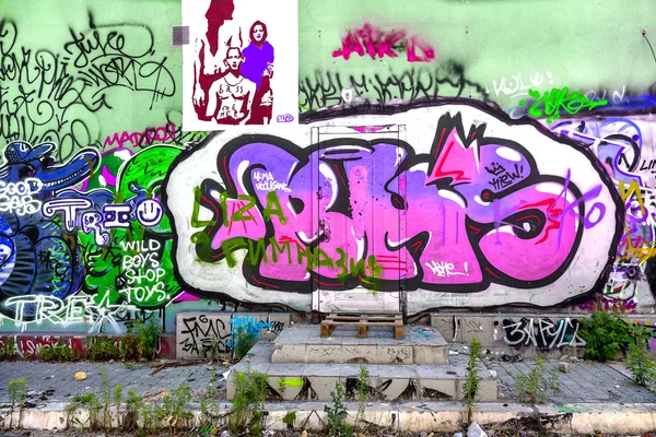 Güzel sokak sanatı grafitileri. Şehrin duvarlarına soyut yaratıcı renkler çiziyor. şehir çağdaş kültürü