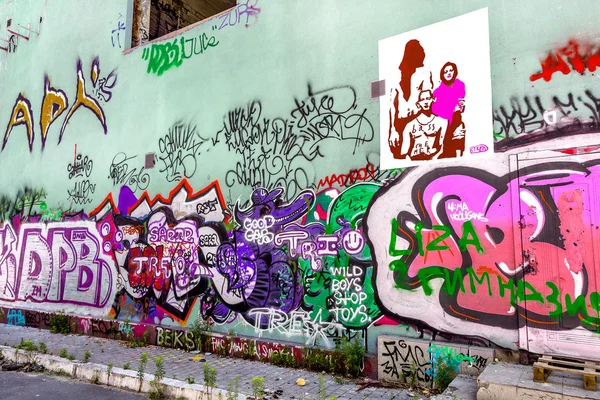 Güzel sokak sanatı grafitileri. Şehrin duvarlarına soyut yaratıcı renkler çiziyor. şehir çağdaş kültürü