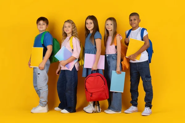 Stüdyonun arka planında renkli defterler tutan bir grup genç öğrenci. Okula hazır kendinden emin çocuklar, parlak ve pozitif bir eğitim yaşam tarzı imajı sergiliyorlar.