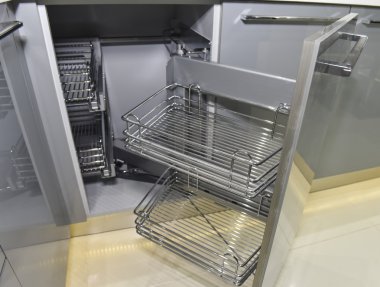 Köşe dolap rafları ile mutfakta