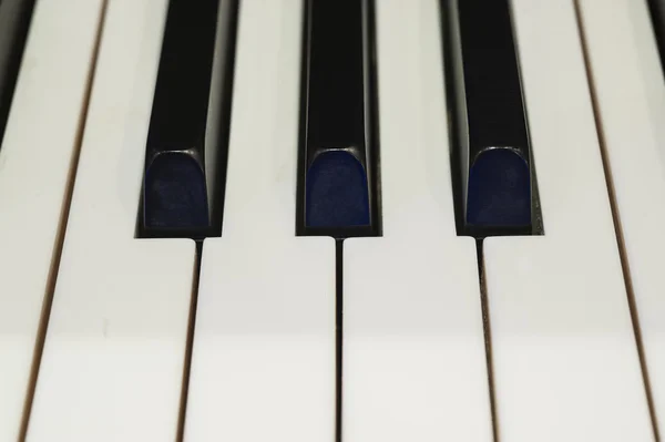 Fechar de um teclado de piano — Fotografia de Stock