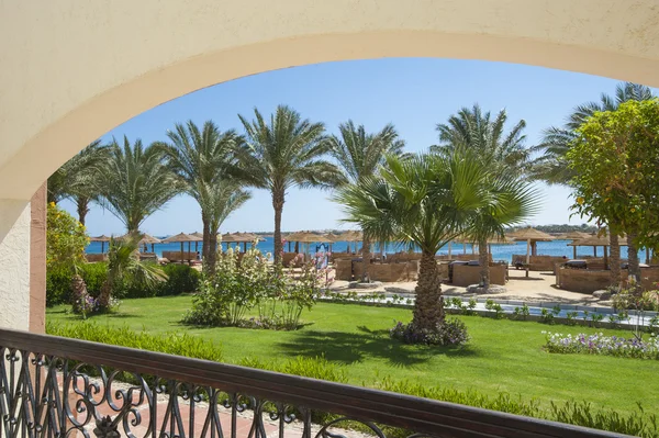 Vista de una playa tropical con jardines —  Fotos de Stock