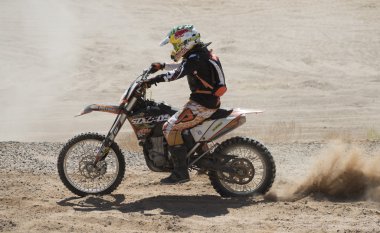 Bir çöldesiniz rekabet Off-Road kir bisiklet ralli