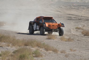 Bir çöl ralli rekabet off-road kamyon
