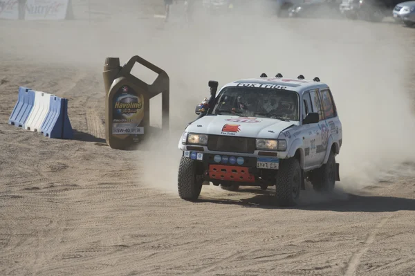 Off-road truck competing in a desert rally — Stock Photo, Image