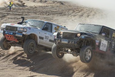 Bir çöl ralli rekabet off-road kamyon