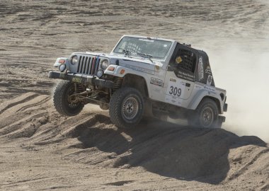 Bir çöl ralli rekabet off-road kamyon