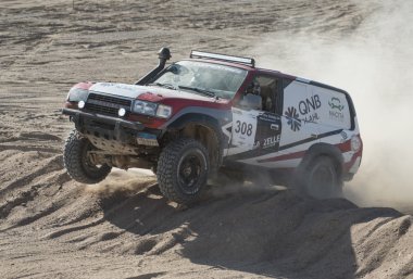 Bir çöl ralli rekabet off-road kamyon