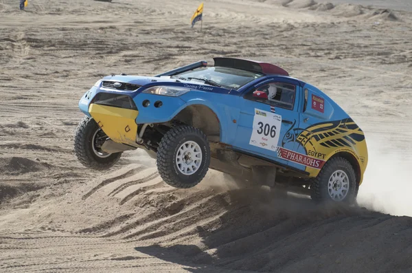 在沙漠的一次集会中竞争的越野卡车 — 图库照片