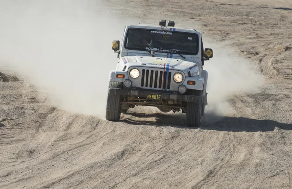 Off-Road lastbil tävlar i en öken rally — Stockfoto