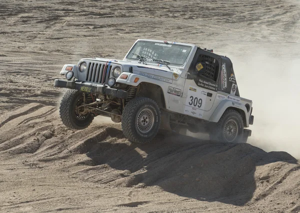 Off-road truck competing in a desert rally — Stock Photo, Image