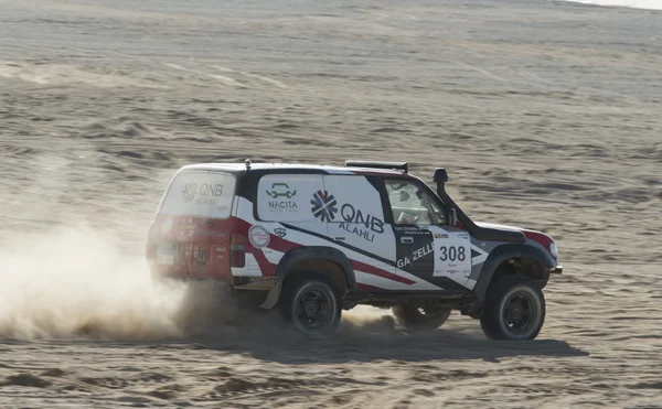 Off-road truck competing in a desert rally — Stock Photo, Image