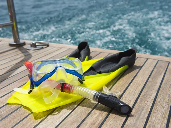 Équipement de plongée avec tuba sur le pont d'un bateau à moteur — Photo