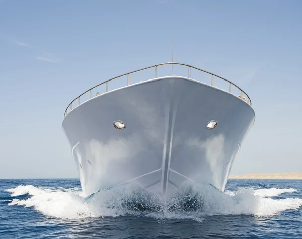 Лук большой моторной яхты в море — стоковое фото
