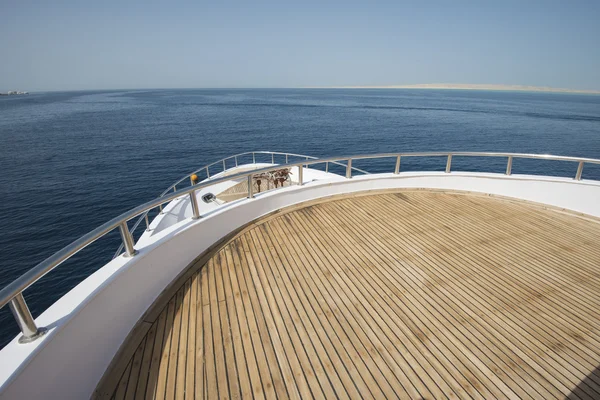 Vue sur la proue sur un grand yacht à moteur — Photo