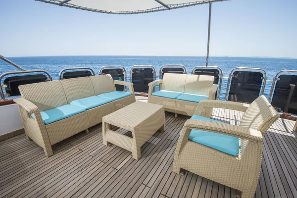 Table et chaises sur le pont d'un yacht à moteur de luxe — Photo