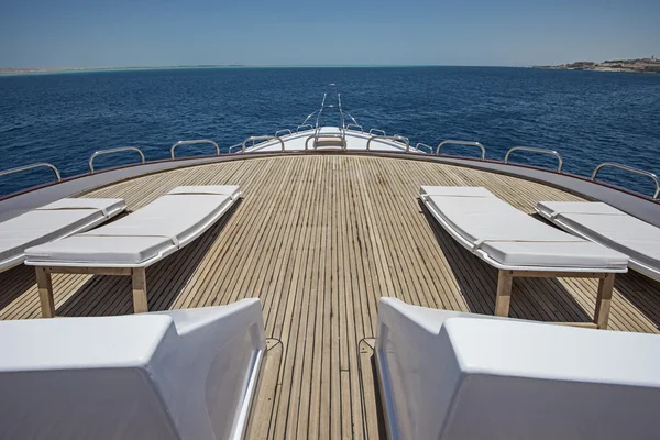 Vue sur la proue sur un grand yacht à moteur de luxe — Photo