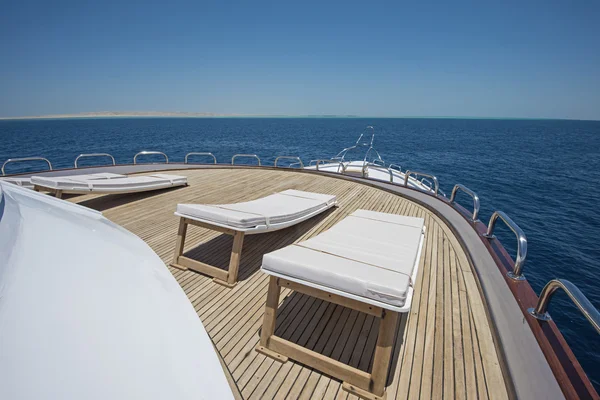 Vue sur la proue sur un grand yacht à moteur de luxe — Photo