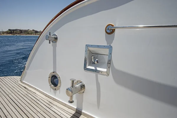 Stern fedélzet egy nagy luxus motoros jacht — Stock Fotó