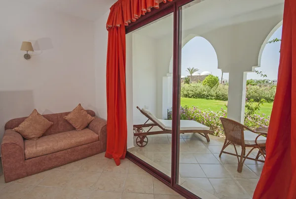 Intérieur d'une chambre d'hôtel de luxe avec balcon — Photo