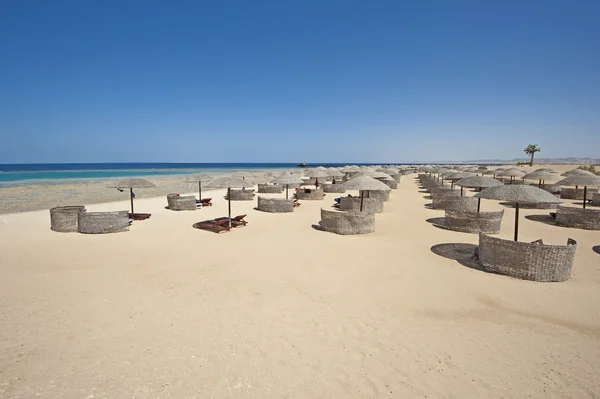 Vista sulla spiaggia tropicale dell'hotel resort — Foto Stock