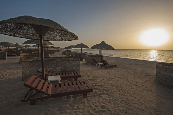 Sunrise over ocean on tropical resort beach — Stock Photo, Image