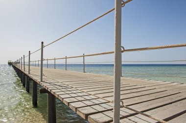 Plaj tropikal deniz üzerinde ahşap iskele