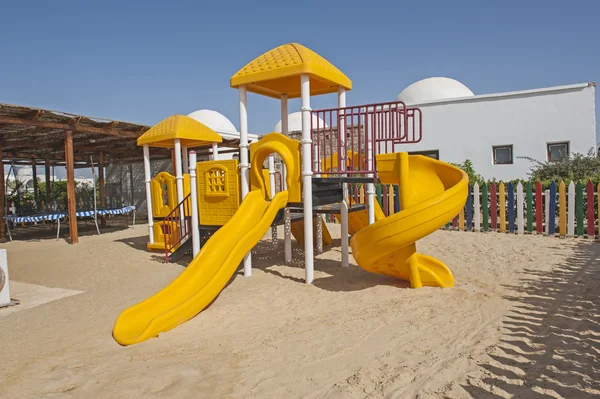 Barnens klättring ram och bild i tropiska resort lekplats — Stockfoto