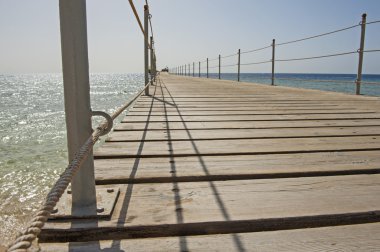 Plaj tropikal deniz üzerinde ahşap iskele