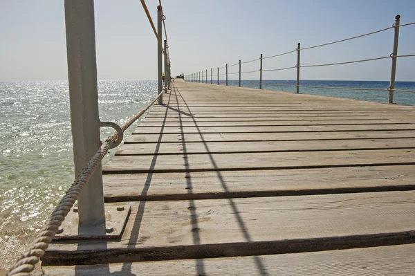 Muelle de madera de playa en el mar tropical — Foto de Stock