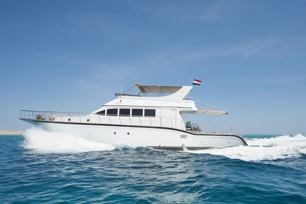 Luxusmotorjacht segelt auf tropischem Meer — Stockfoto