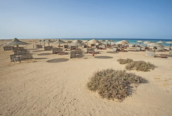 Песчаный пляж на курорте — стоковое фото