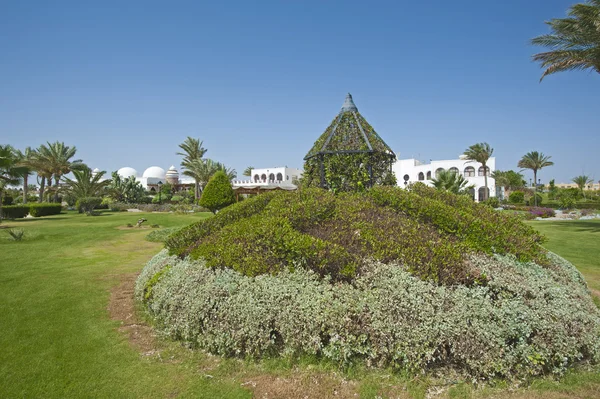 Tropical gardens in a luxury hotel resort — Stock Photo, Image