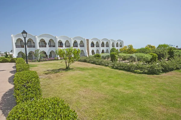 Tropische Gärten in einem luxuriösen Hotelresort — Stockfoto