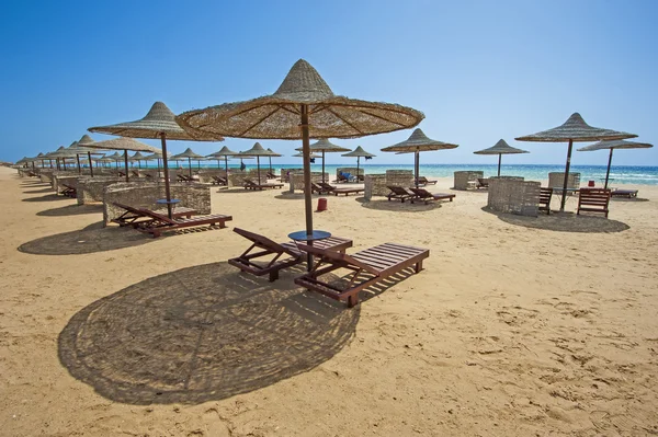 Spiaggia tropicale di sabbia in un resort alberghiero — Foto Stock
