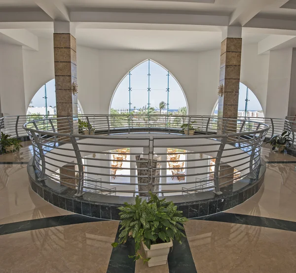 Architektura wnętrz z atrium w holu w hotelu resort — Zdjęcie stockowe