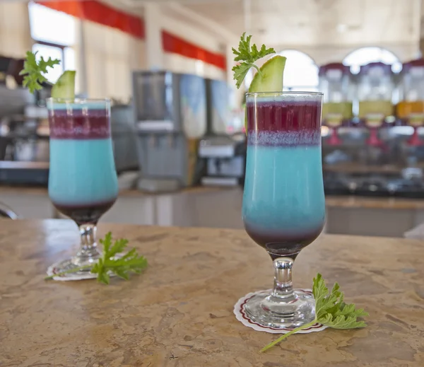 Paar blauwe cocktail dirnks op een balk — Stockfoto