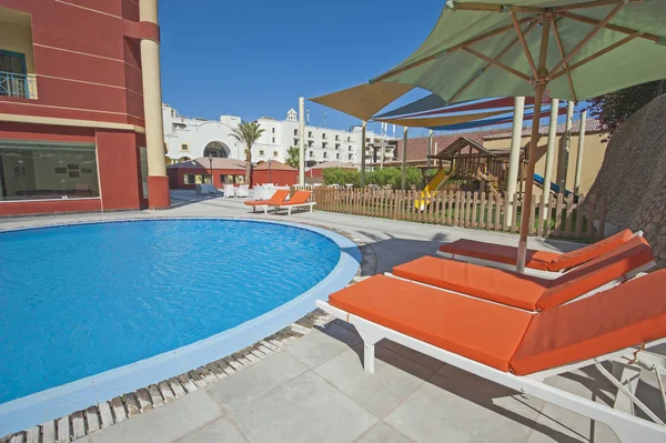 Swimming pool in luxury tropical hotel resort — Stock Photo, Image