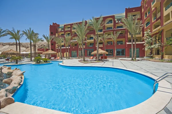 Swimming pool in luxury tropical hotel resort — Stock Photo, Image